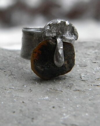 Ciemny  Bursztyn  surowy  - pierścień, Beata Trotter