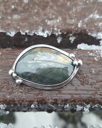 Prosta sprawa - broszka, po drugiej stronie lustra