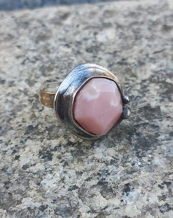 Opal na różowo - pierścionek regulowany, po drugiej stronie lustra