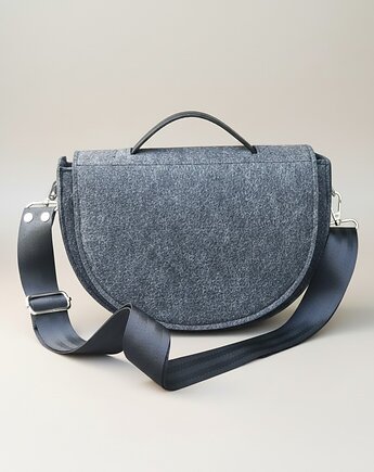 Filcowa półokrągła torebka crossbody - z klapą - grafitowa, Beltrani