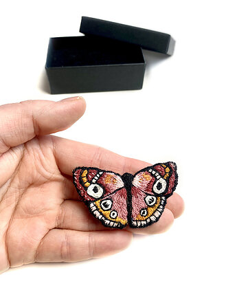 Broszka UNIKAT - ręcznie haftowany, różowy motyl, SewNSpray