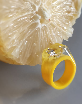 Żółty pierścionek z cyrkonią, Scradeus