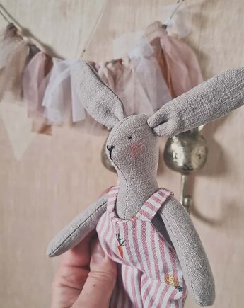 Królik w ogrodniczkach, peppo