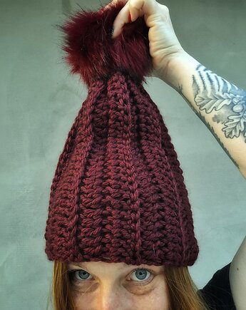 Ciepła czapka szydełkowa Bordo z pomponem, Ciotka Matylda