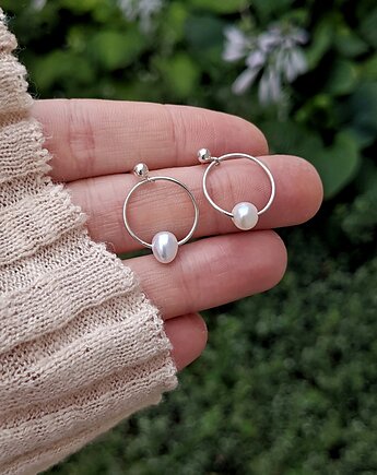 Kolczyki srebrne 925 z naturalną perłą minimalistyczne koła handmade, Nebula7