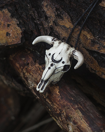 Wisior Czaszka Byka z Półksiężycem, Nest of Bones