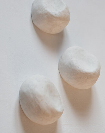 Leucody. Wygłaskane zawieszki naścienne., Aleksandra Raudysz