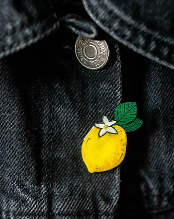 Przypinka  z cytryną, Pintura