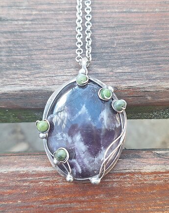 Ametyst i nefryt - wisiorek, po drugiej stronie lustra