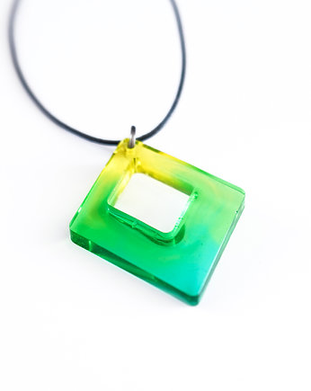 Zielono - żółty wisiorek romb z żywicy epoksydowej handmade, Akrylove art