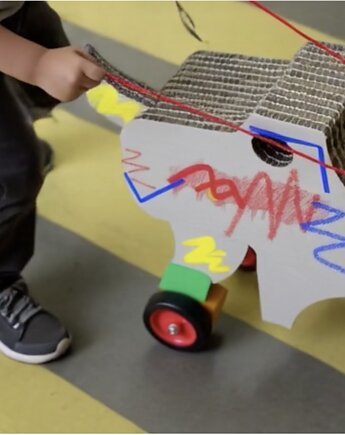 Doggy biały tekton dla starszych maluchów