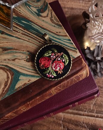 Haftowany wisiorek z granatem, Czarownicze Hafty