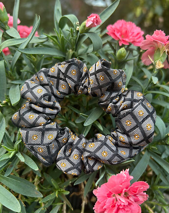 Jedwabna gumka scrunchie z upcyclingu, Lush from trash