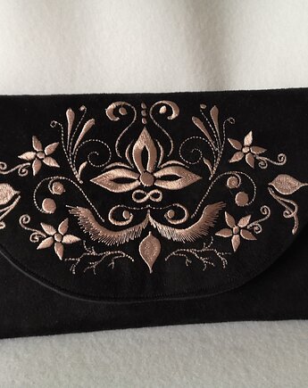 Czarna kopertówka z haftem, Isaz Atelier