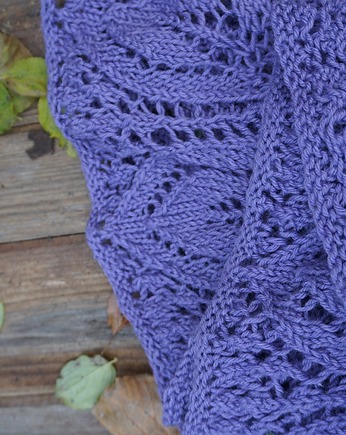 Ręcznie dziergany fioletowy szal z merino z motywem liści, Strojownia