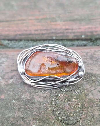 Prosta sprawa - broszka, po drugiej stronie lustra