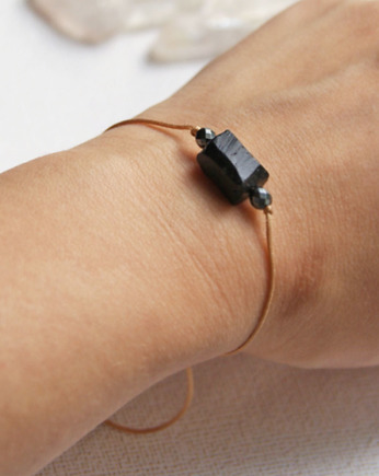 Ochronna bransoletka - czarny turmalin : beżowy sznurek, kaktusia