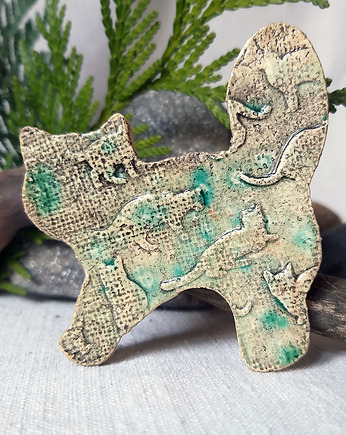Zielony kot w kotki - ceramiczny rustykalny magnes, Bea Fine Arts