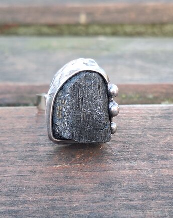 Turmalin jak węgiel - pierścionek rezerwacja, po drugiej stronie lustra