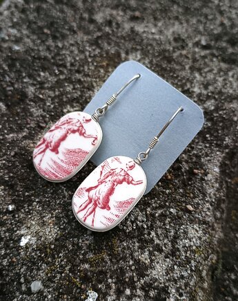 Kolczyki z postaciami, biżuteria z talerzy