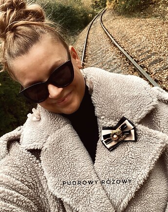 Brosza z cudnym Lisem z kryształków z dużą perłą New