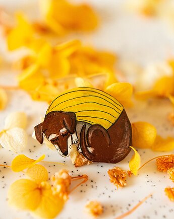 Broszka jamnik  Cacek, Pintura