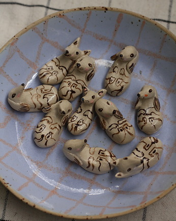 Figurka piesek, ceramiczna podstawka na pałeczki, Lvvia ceramics