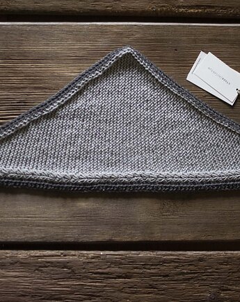 Chusta trójkątna z 100% wełny merino z motywem kłosa, cisza kolektyw