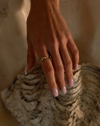 Złoty pierścionek Storm, w hand works