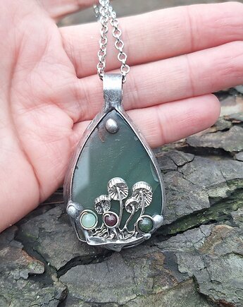 Grzybki - wisiorek, po drugiej stronie lustra