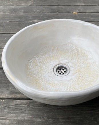 UM51 Umywalka ceramiczna, folkowa z koronką na dnie i rancie, Dekornia