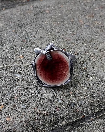 Wiosenny kwiatek - pierścionek regulowany, po drugiej stronie lustra
