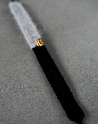 Wąska bransoletka ręcznie robiona z nici, czerń z szarością, Słońcem Tkane