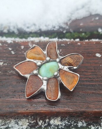 Pierwszy wiosenny kwiatek - broszka, po drugiej stronie lustra