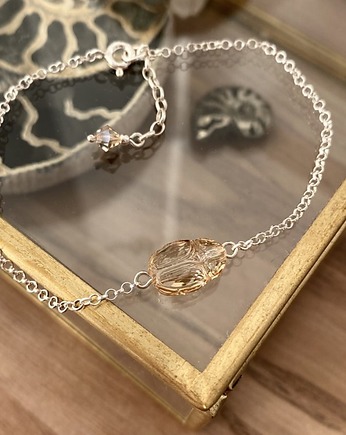 Srebrna bransoletka ze złocistym skarabeuszem, Marisella