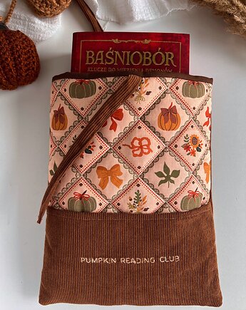 Personalizowane etui na książkę, jesienne book sleeve ze sztruksu, Gucia Design