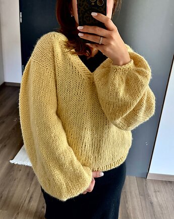 Ciepły, mięsisty sweter w kolorze żółtym z bufiastymi rękawami dekolt V, IM UNIQUE