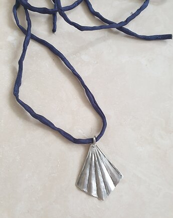 Wisior ORIGAMI  granatowa jedwabna wstążka