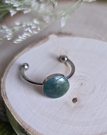 Pierścionek z zielonym oczkiem dużym, zkwiatem