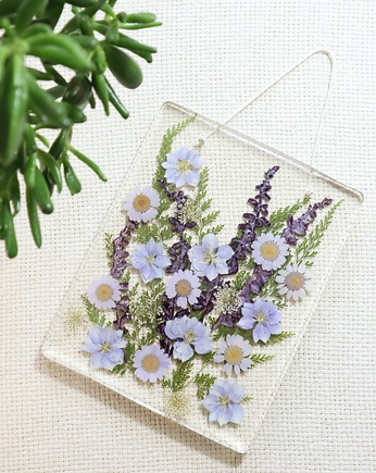 Obrazek z fioletowymi, suszonymi kwiatami w żywicy, Floral Home
