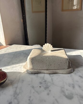 Ceramiczna Maselnica z uchwytem Muszlą Rustic White, Maison Fragile