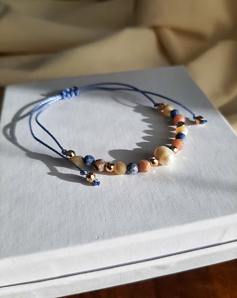 Bransoletka na nici z kamieniami perła, niebieski koral, JN art and clay