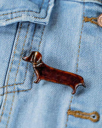 Porcelanowa broszka PIESEK, rękoczyny