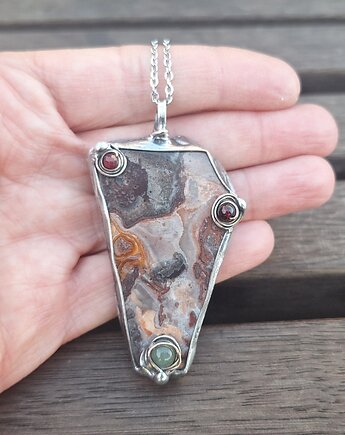 Mapa - wisiorek, po drugiej stronie lustra