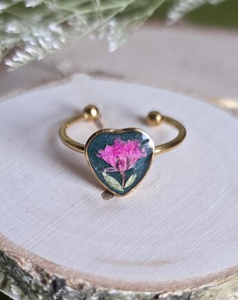 Pierścionek serce z różowym kwiatem, zkwiatem