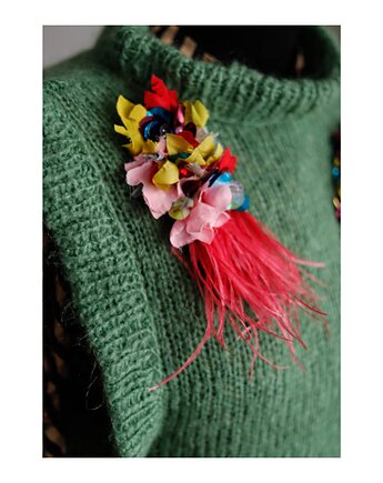 Cekinowa broszka z piórami, Celina Parysów