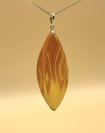 Wisiorek z ręcznie rzeźbionym bursztynem w złocie, Andorii by Baco