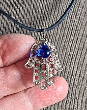 Z hamsą chroniącą od zła Uroczy wisiorek ręka Fatimy i kobaltowa kropelka, Galeria Limart