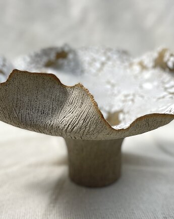 Rzeźbiarski wazon ceramiczny -Ręcznie formowany  do wnętrz minimalistycznych, Vanya.arte