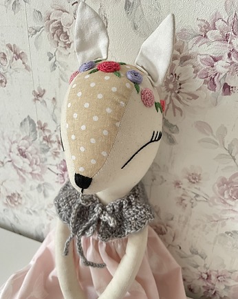 Maskotka sarenka Maja z haftem, GroKo Design